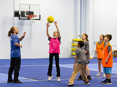 Basketball circle game practicing throwing
